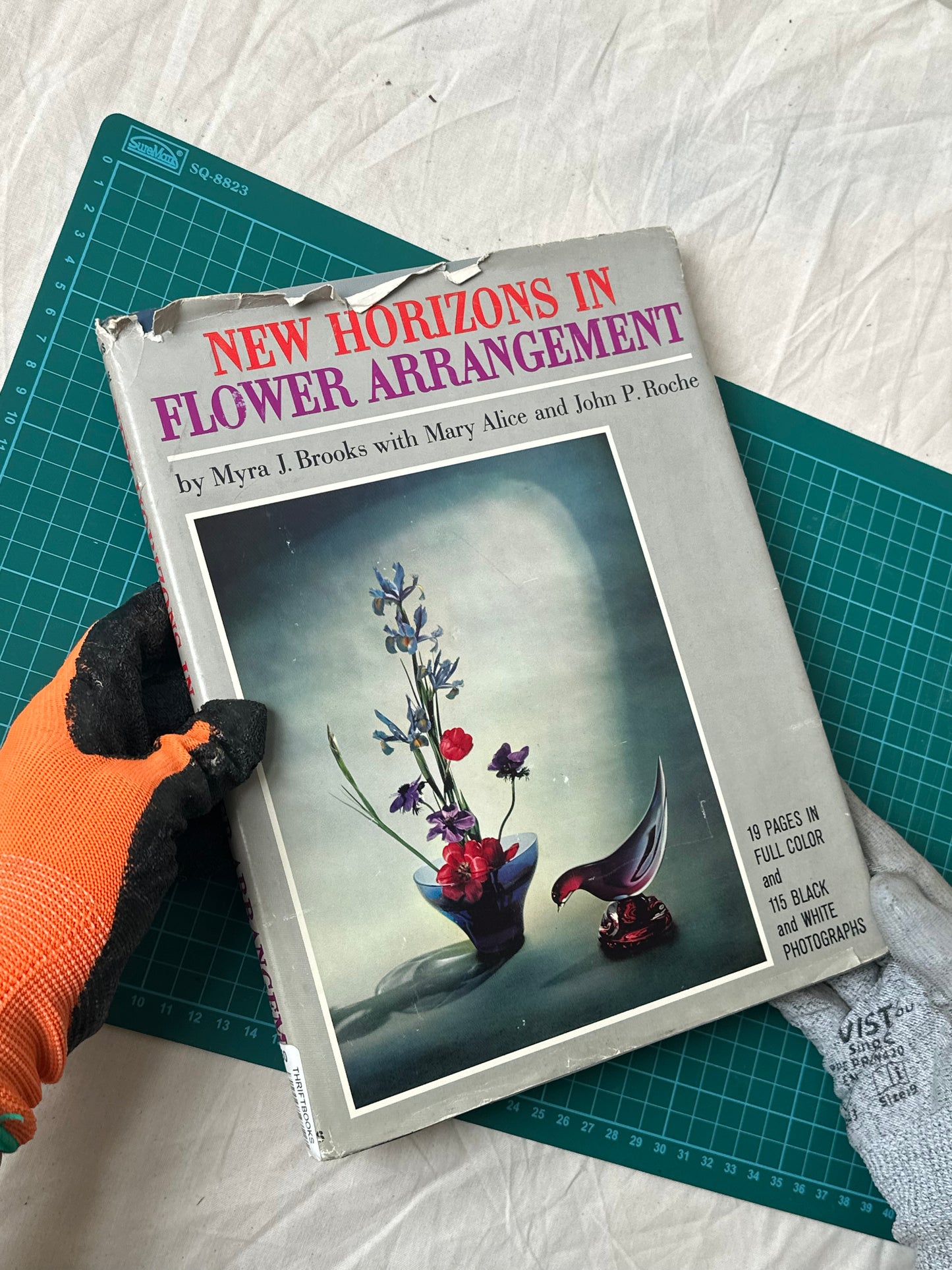 New Horizons In Floral Arrangement, Myra J. Brooks, Mary Alice and John P. Roche, Published in 1961